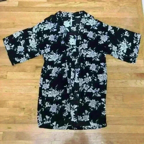 NWOT Spiritual Gangster Maya Kimono Black White  Floral - Picture 4 of 9